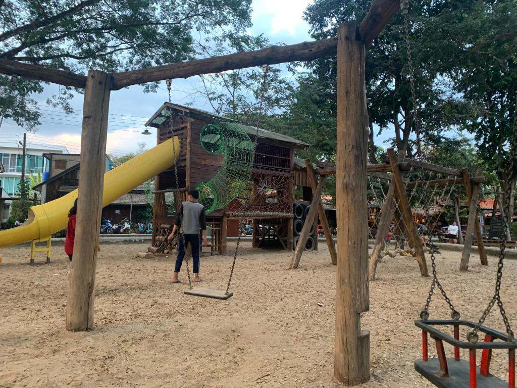 Herní místnost nebo prostor pro děti v ubytování บ้านใจแปงโฮมสเตย์ Ban Jaipang Homestay