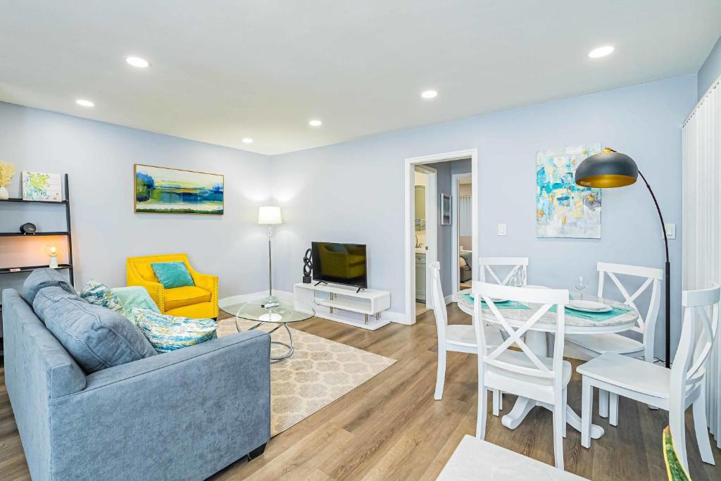 uma sala de estar com um sofá e uma mesa em Newly Remodeled 2B2B Apartment in Altadena em Pasadena