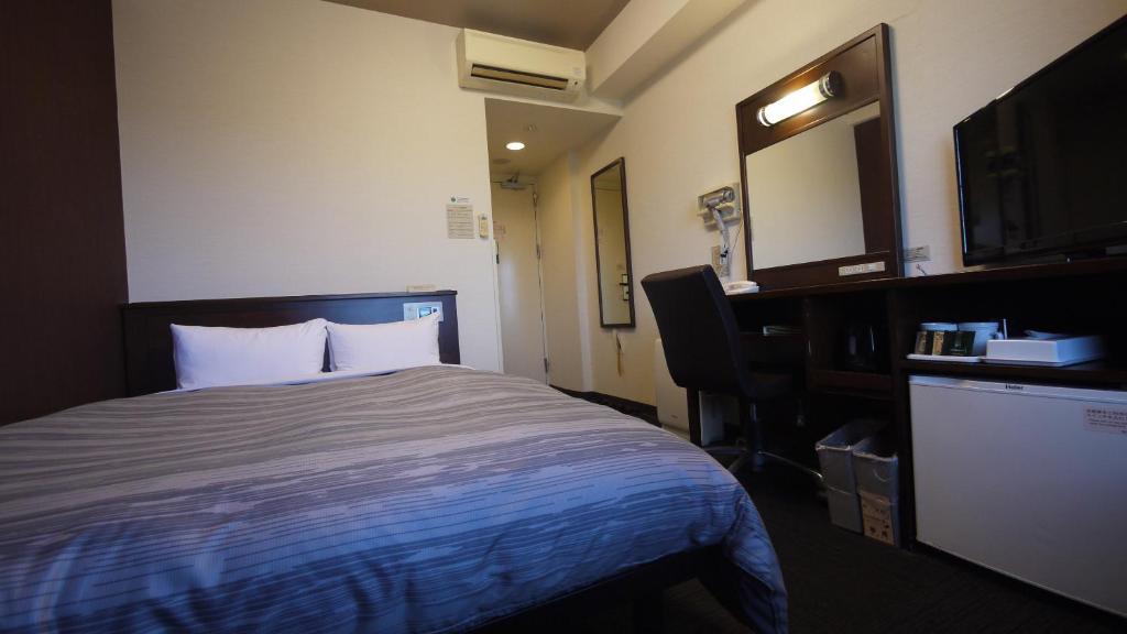 Postel nebo postele na pokoji v ubytování Hotel Route-Inn Nagahama Inter