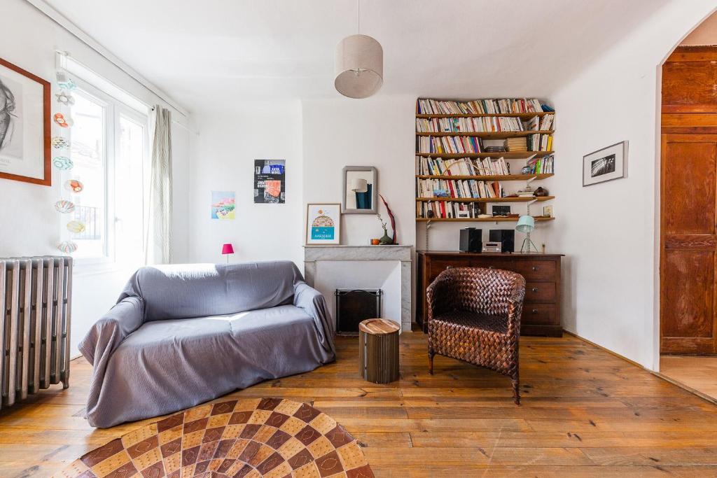 uma sala de estar com um sofá e uma cadeira em Borsalino em Marselha
