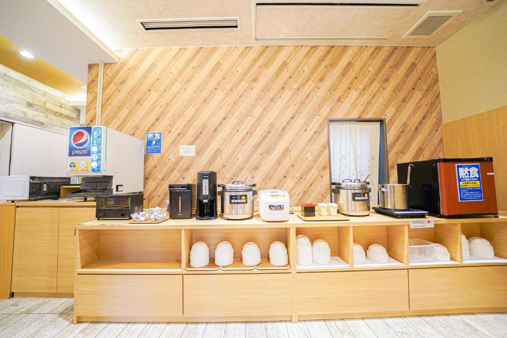 Příslušenství pro přípravu čaje a kávy v ubytování QuintessaHotel TokyoHaneda Comic&Books