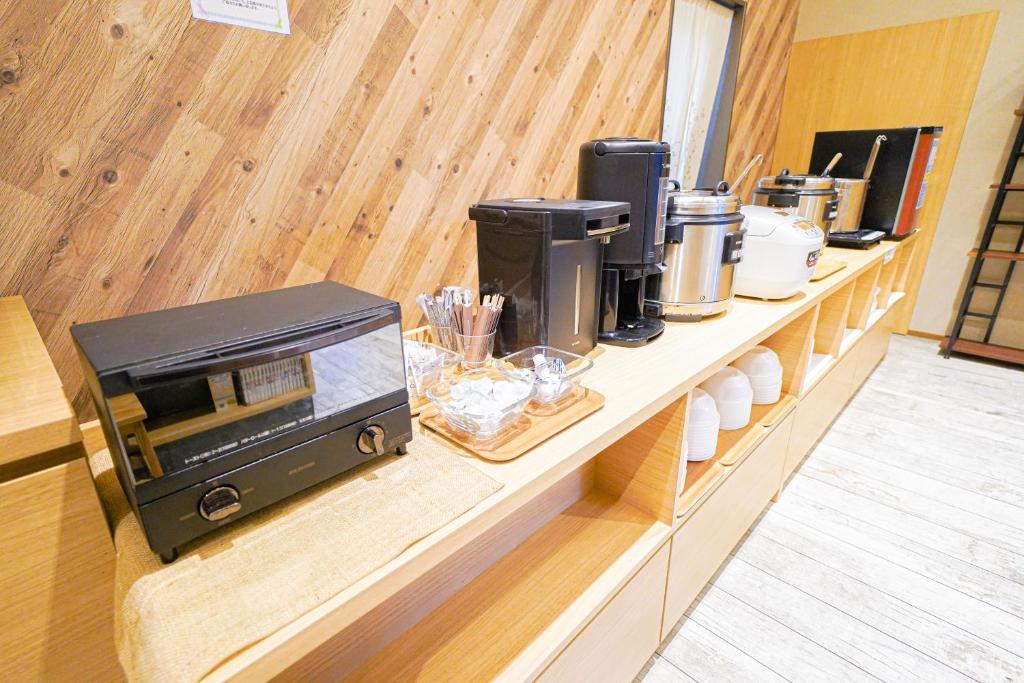 Příslušenství pro přípravu čaje a kávy v ubytování QuintessaHotel TokyoHaneda Comic&Books