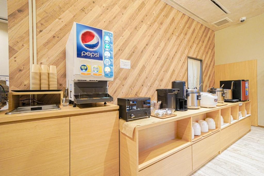 Příslušenství pro přípravu čaje a kávy v ubytování QuintessaHotel TokyoHaneda Comic&Books