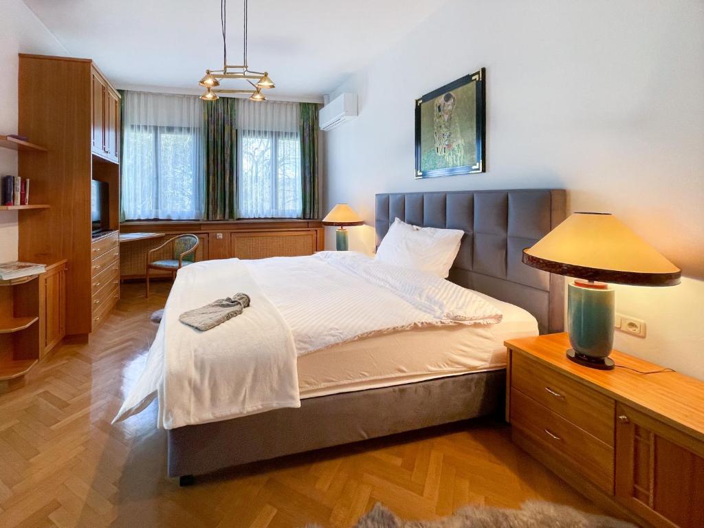 Postel nebo postele na pokoji v ubytování Landhaus zu Kürenberg