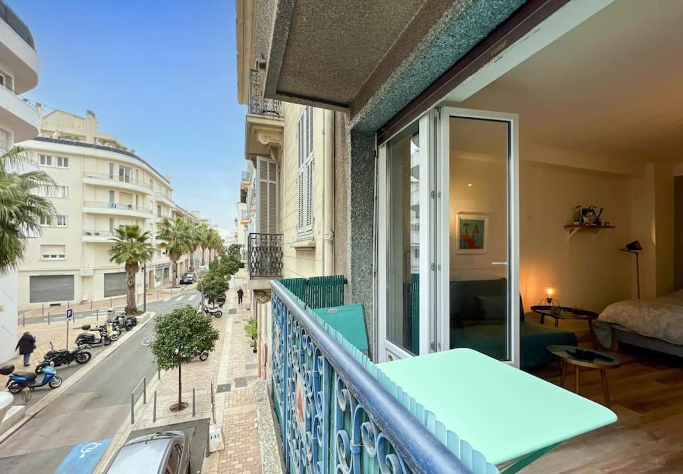 balcone con letto e vista sulla strada di Le Mimont - Hyper Centre - Lumineux - Spacieux a Cannes