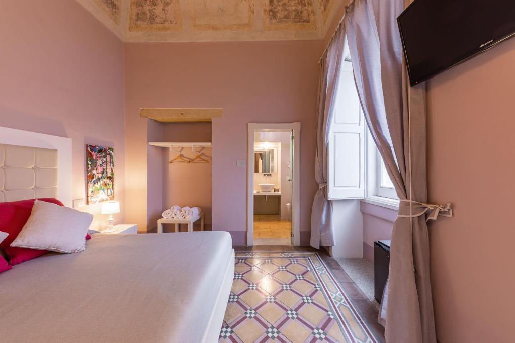 ガラティーナにあるPalazzo Arco Cadura & Spaのベッドルーム(大型ベッド1台、窓付)