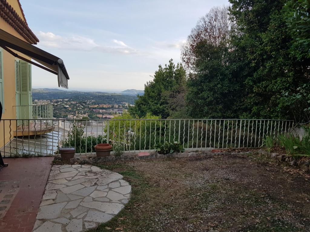Fotografia z galérie ubytovania Studio meublé avec terrasse jardin - vue mer v destinácii Grasse