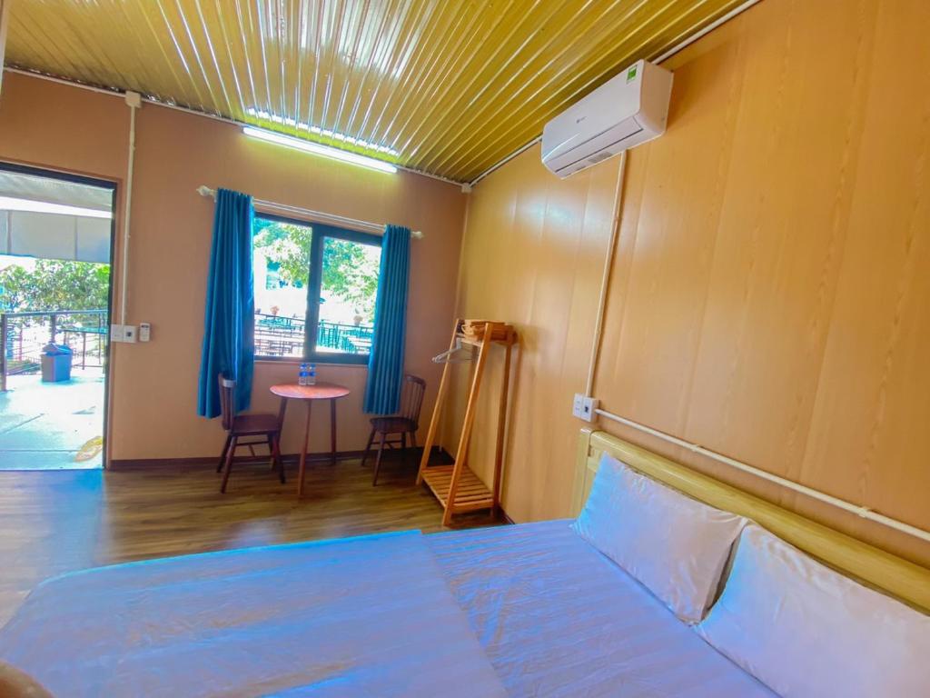 Ein Bett oder Betten in einem Zimmer der Unterkunft Plum Homestay