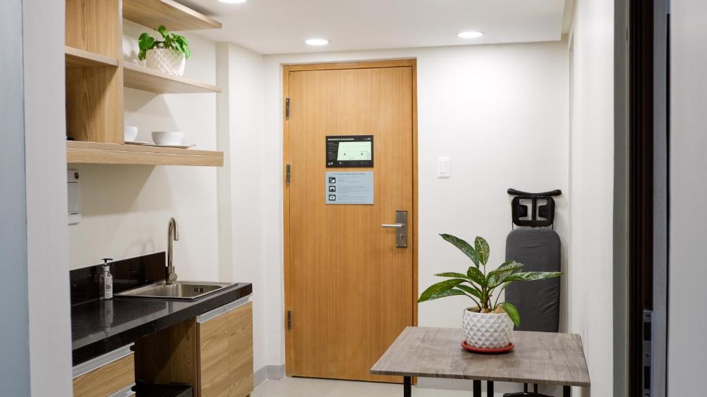 Kuchyň nebo kuchyňský kout v ubytování The Grid Co-Living Managed by HII