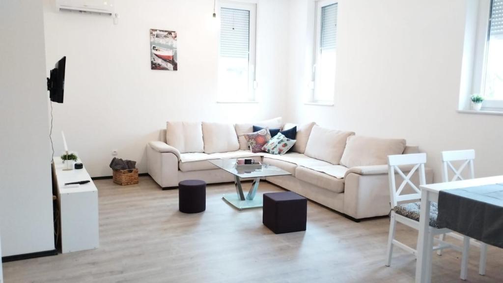 - un salon avec un canapé blanc et une table dans l'établissement Hercegovina Rent, à Ljubuški
