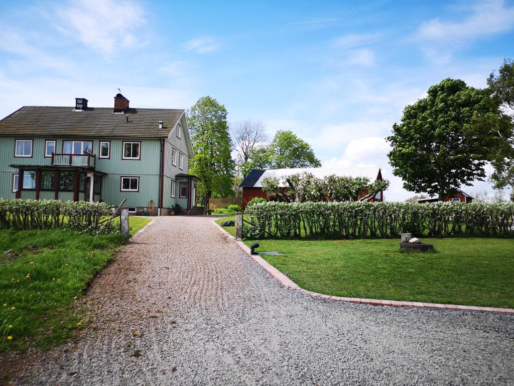 een huis met een grindweg voor een tuin bij Falkenberg /Vinberg in Vinberg