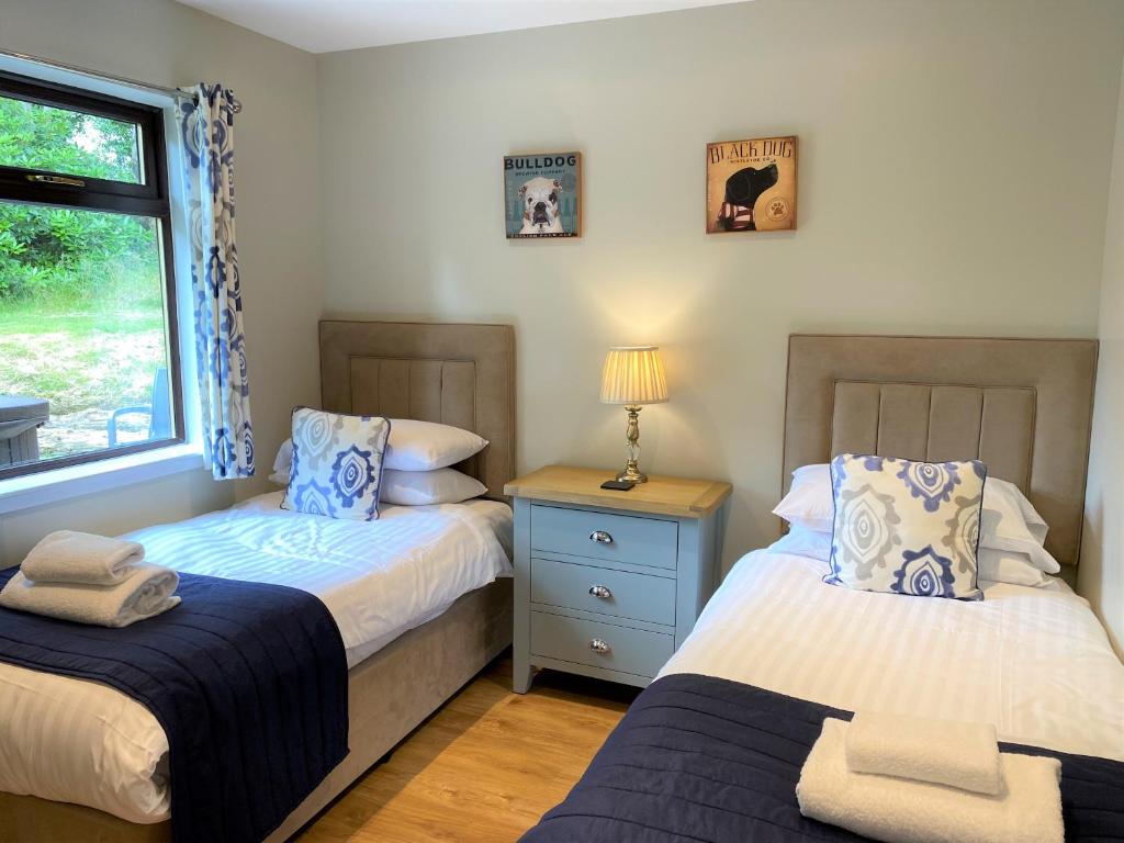 Postel nebo postele na pokoji v ubytování Birch Lodge 18 with Hot Tub