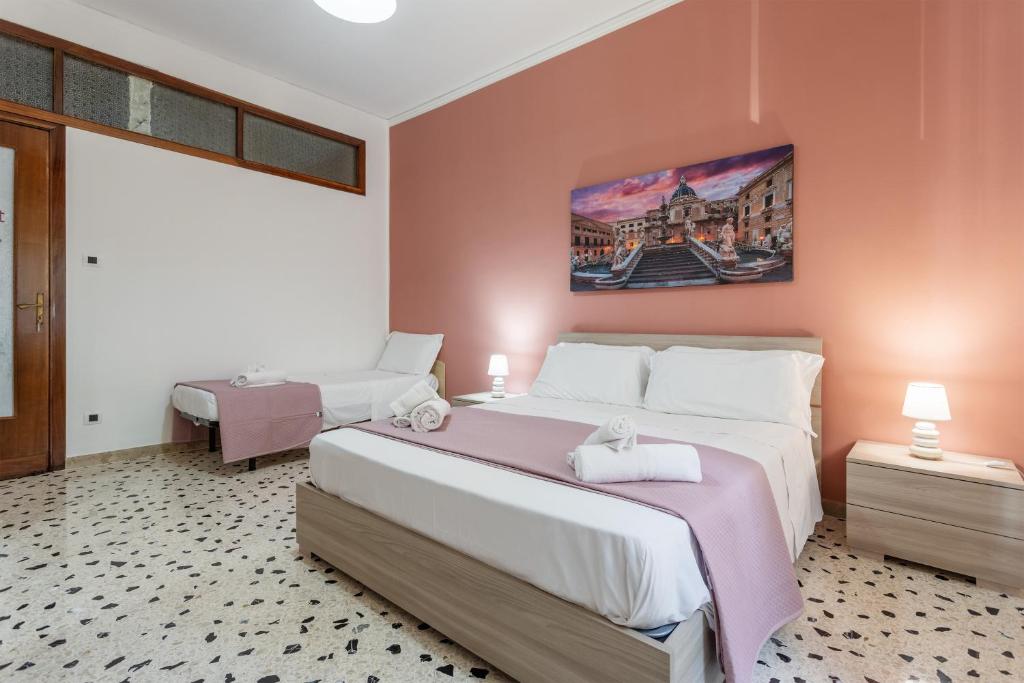 1 dormitorio con 2 camas y ventana grande en Dorotea en Palermo