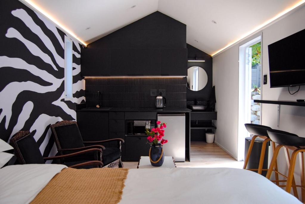 1 dormitorio con pared en blanco y negro en Unique Pod Stay, en Durban