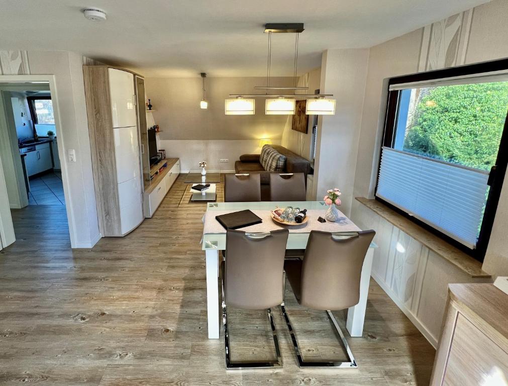 シュターデにあるPeedy's luxuriöse 60m² Wohnung mit Balkonterrasseのキッチン、リビングルーム(テーブル、椅子付)