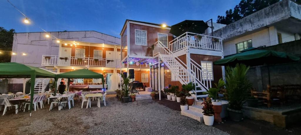 Casa con patio con mesas y sillas en Olive Hostel Roxas City en Roxas City