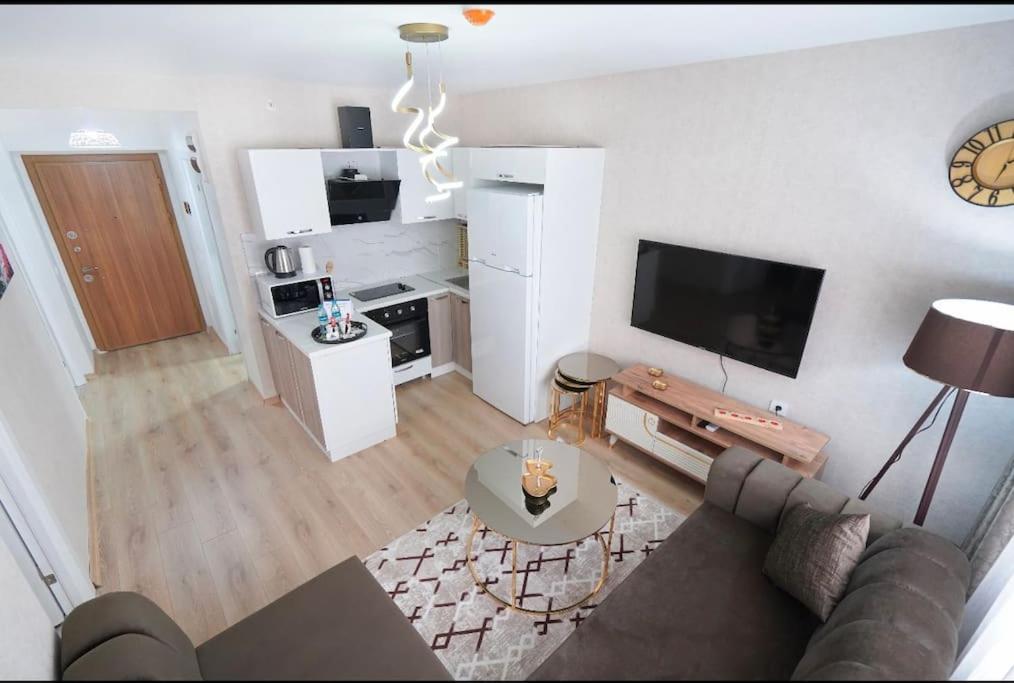 un salon avec un canapé et une télévision dans l'établissement Two Bedroom King Deluxe Suite IS9, à Esenyurt