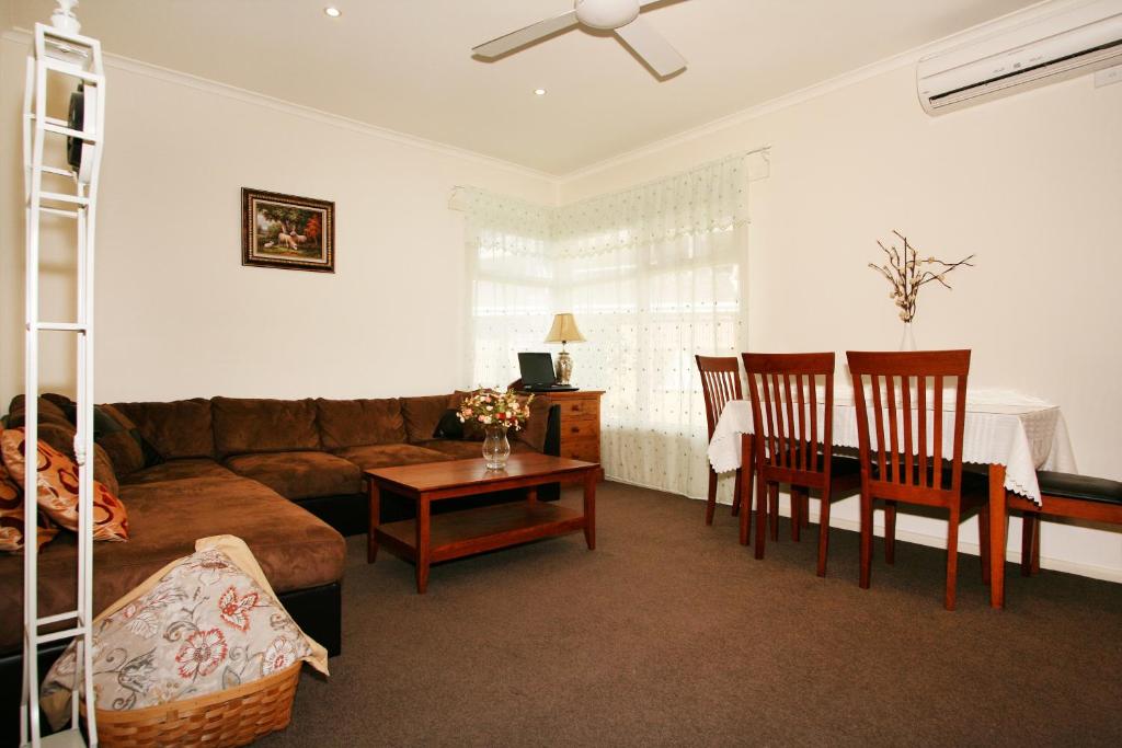 ein Wohnzimmer mit einem Sofa und einem Tisch in der Unterkunft Lisson Holiday Rental in Melbourne