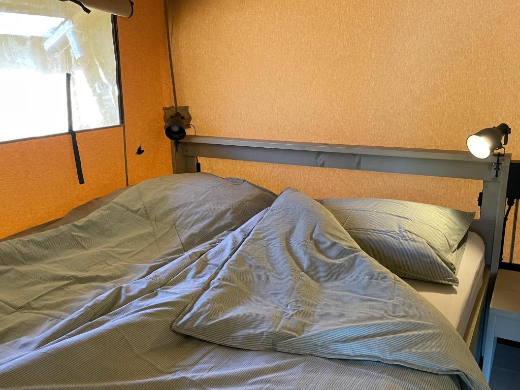 Postel nebo postele na pokoji v ubytování Luxe safaritenten Petit013 - nieuw