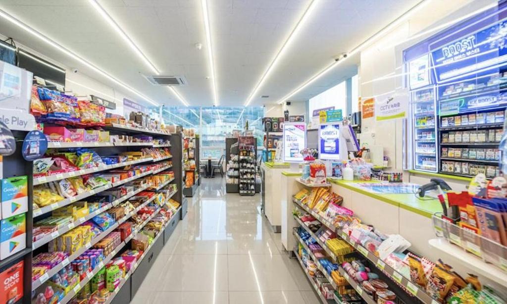 Supermarket nebo jiné obchody v  hotelu nebo okolí