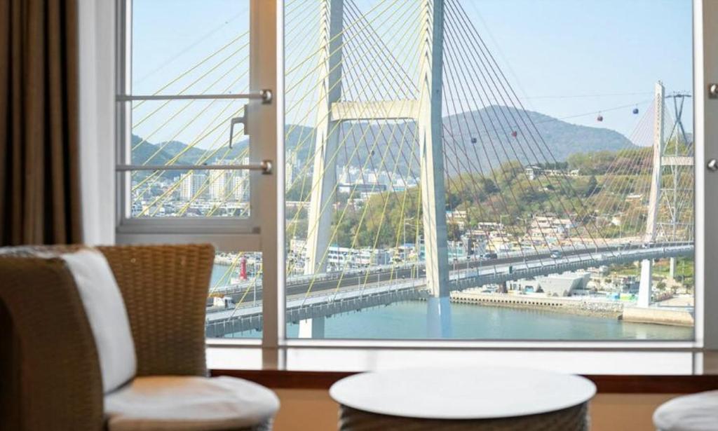 Nespecifikovaný výhled na hory nebo výhled na hory při pohledu z hotelu