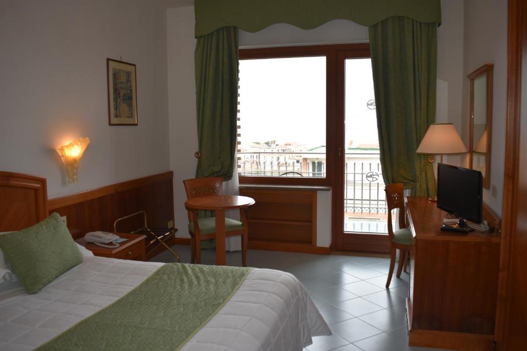 Postel nebo postele na pokoji v ubytování Grand Hotel Cesare Augusto