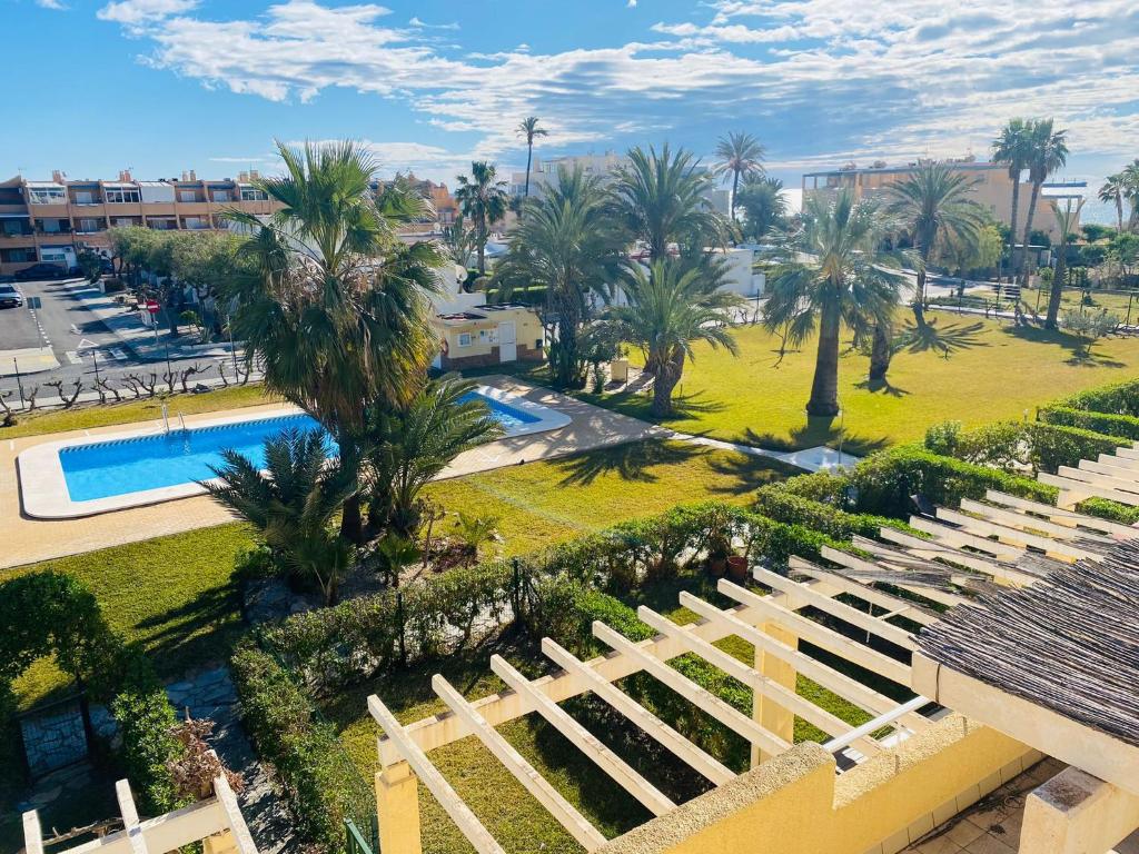 - une vue aérienne sur un complexe avec une piscine et des palmiers dans l'établissement Vera Ciao Luz, à Vera
