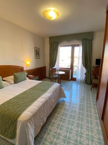 Postel nebo postele na pokoji v ubytování Grand Hotel Cesare Augusto