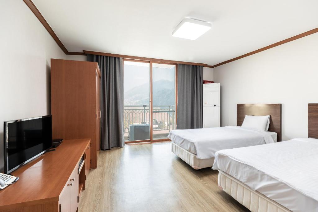 Postel nebo postele na pokoji v ubytování Kensington Resort Gapyeong