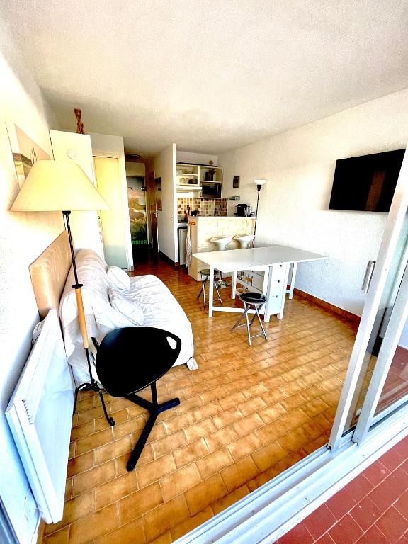 Televízia a/alebo spoločenská miestnosť v ubytovaní Chez Jorge et Mae - Studio 4 pers. La Frégate - Grau du Roi- France
