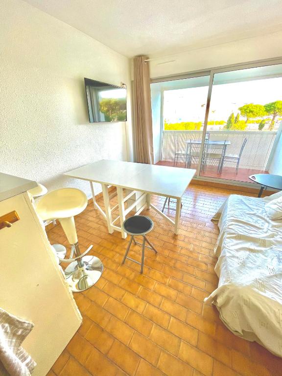 Posteľ alebo postele v izbe v ubytovaní Chez Jorge et Mae - Studio 4 pers. La Frégate - Grau du Roi- France