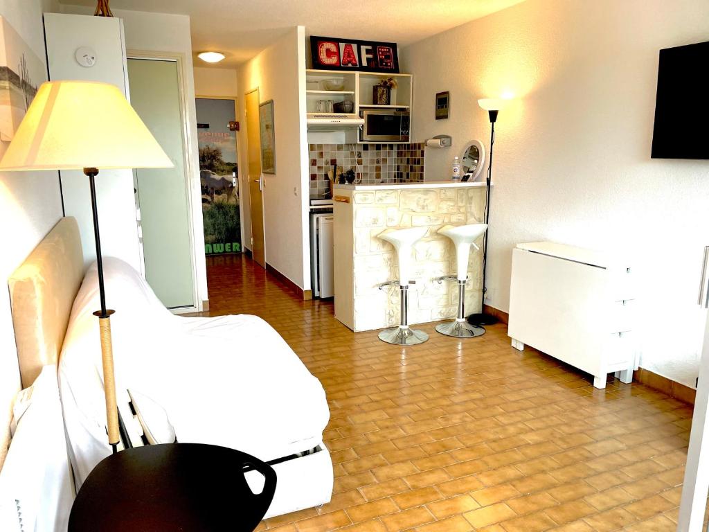 Kuchyňa alebo kuchynka v ubytovaní Chez Jorge et Mae - Studio 4 pers. La Frégate - Grau du Roi- France
