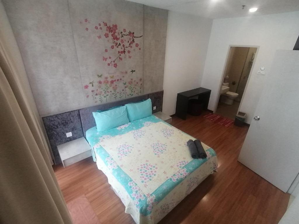 1 dormitorio con 1 cama con almohadas azules en [SLEEPS 4 PAX] @ I-CITY, en Shah Alam