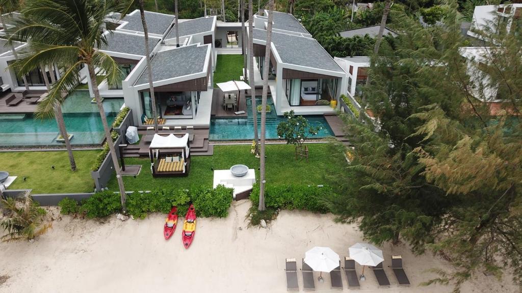 an aerial view of a house on the beach with surfboards at Villa Anar in Bophut 