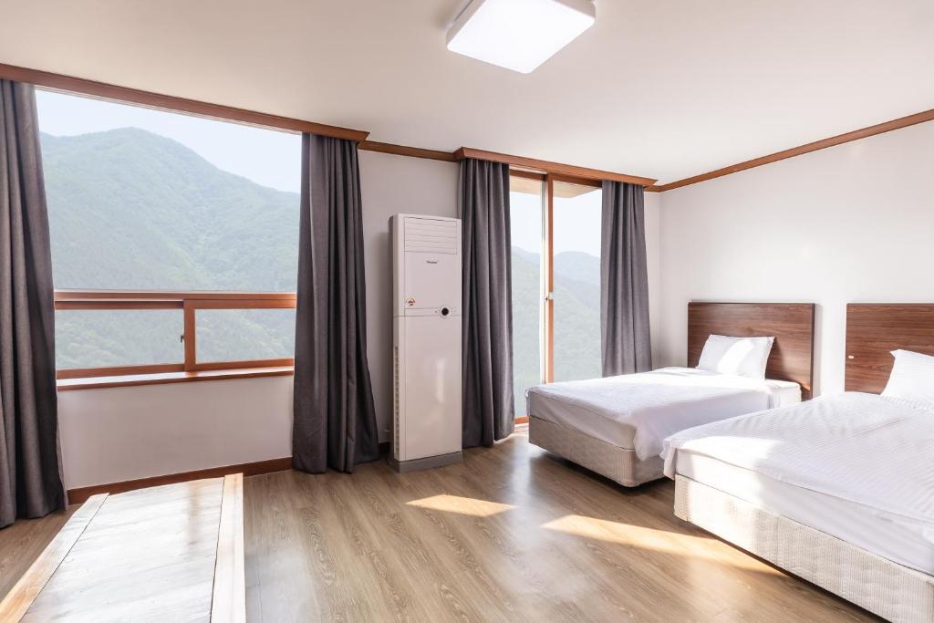 Postel nebo postele na pokoji v ubytování Kensington Resort Gapyeong