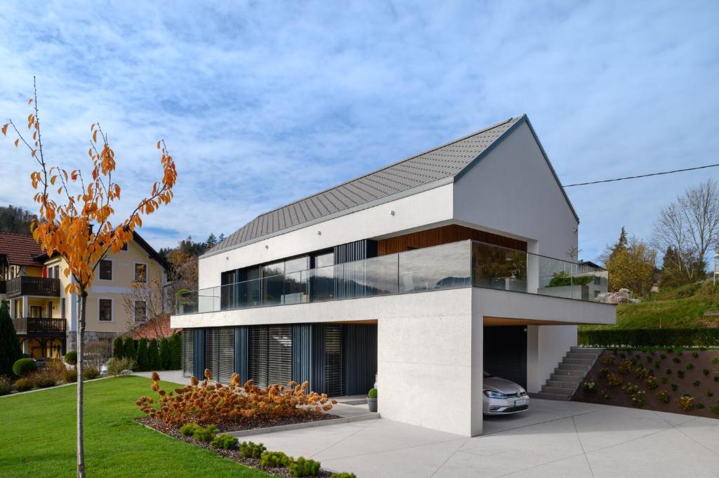 una casa blanca con techo negro en Studio ELITE en Bled