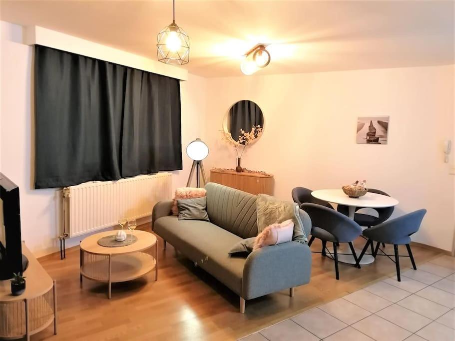 uma sala de estar com um sofá e uma mesa em The Corner em Retie