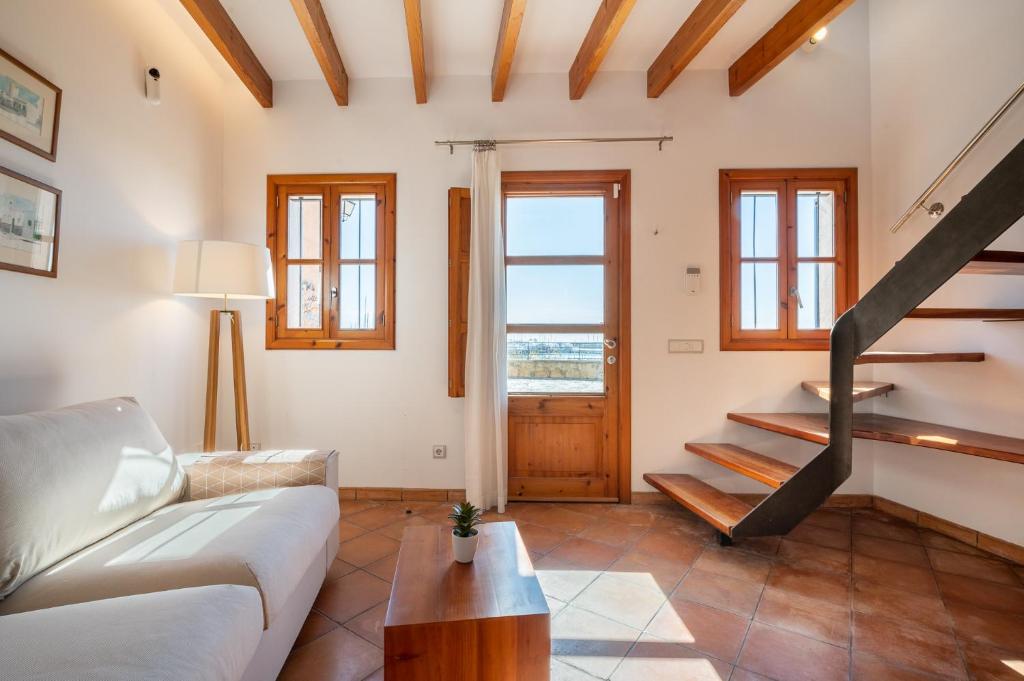 ein Wohnzimmer mit einem Sofa und einer Treppe in der Unterkunft Moli 37 House - Port View Terrace in Palma de Mallorca