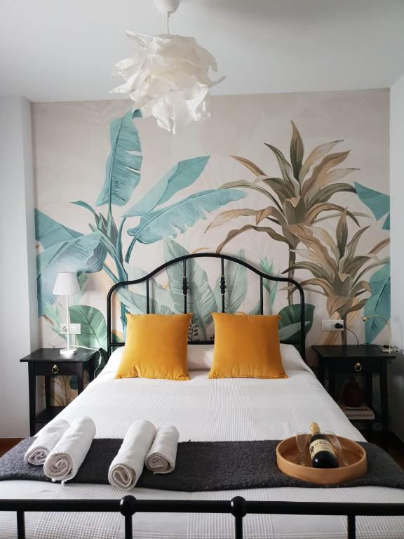 a bed with towels and a bowl on top of it at Apartamento con encanto y mucha luz in Villaviciosa