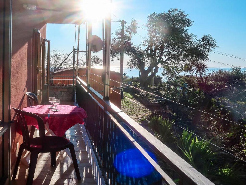 einen Tisch und einen Stuhl auf einem Balkon mit Sonnenschein in der Unterkunft Apartment Casa dei miei by Interhome in Civezza