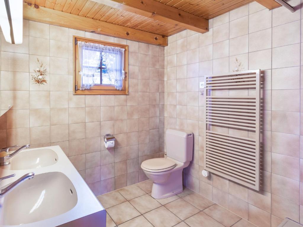 Koupelna v ubytování Chalet Eloise by Interhome