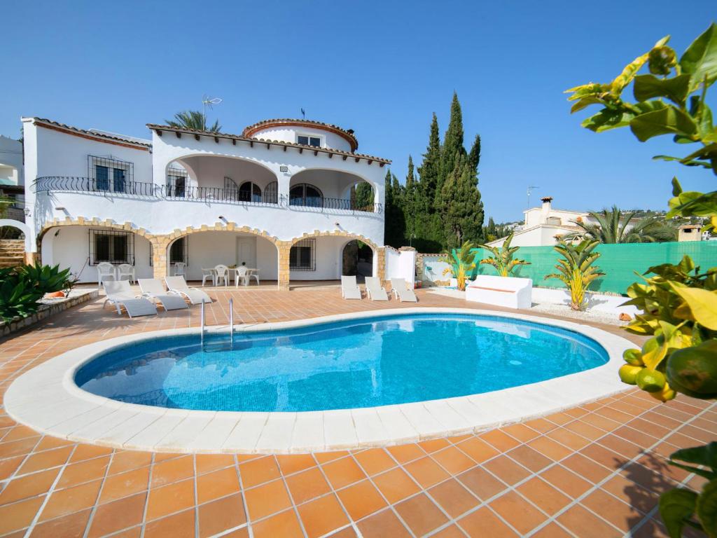 una villa con piscina di fronte a una casa di Villa Luisa by Interhome a Calpe