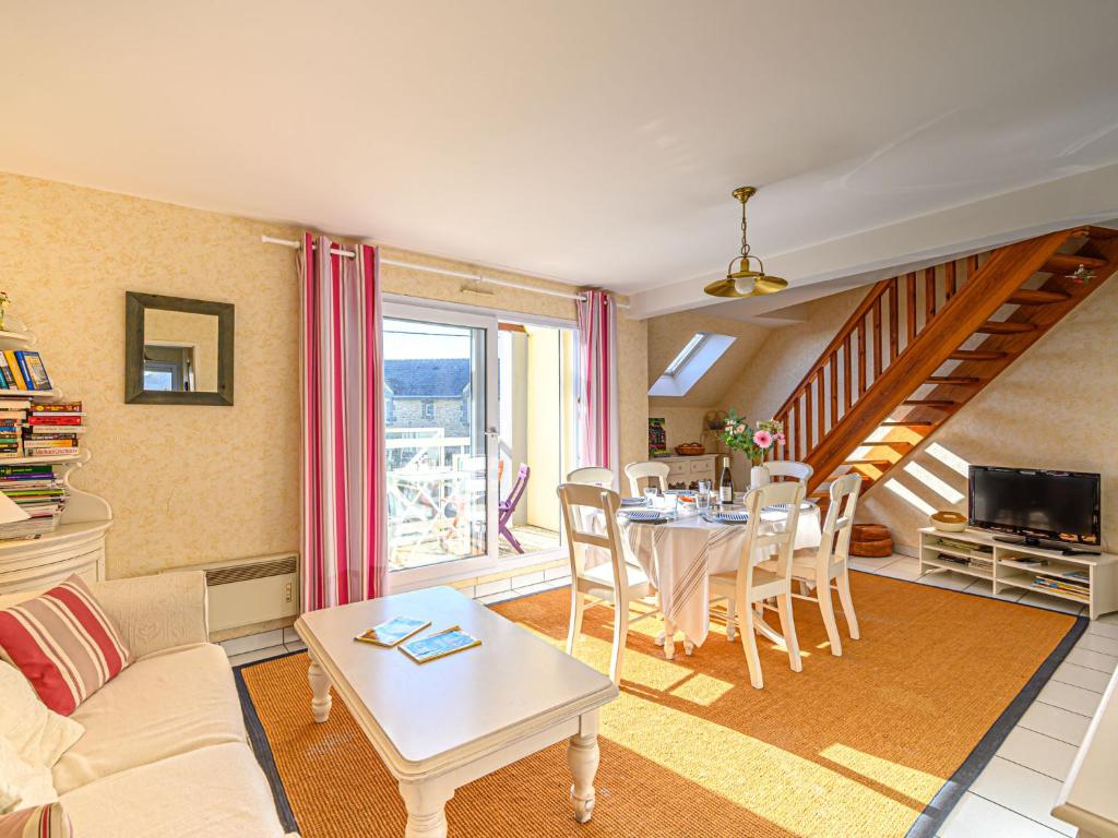 Una sala de estar con una mesa y un comedor. en Apartment Les Villas de Kermaria by Interhome, en Kervoz