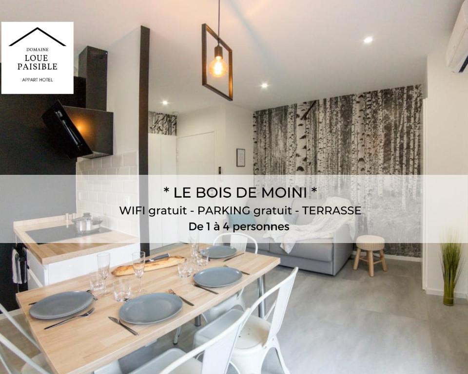 a dining room with a table with chairs and a dining room at LE BOIS DE MOINI- DOMAINE LOUE PAISIBLE - Calme-Terrasse-Parking- in Chouzelot