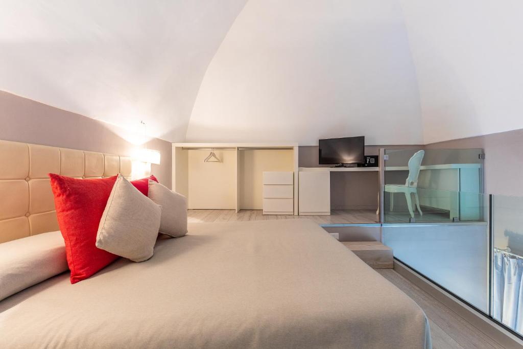 Postel nebo postele na pokoji v ubytování Palazzo Arco Cadura Hotel & Spa