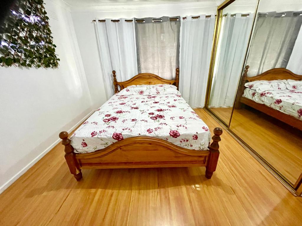 1 dormitorio con cama y espejo en el suelo en Fully Private 3 bedroom house with free parking, en Fairfield