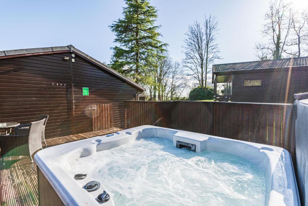 Gambar di galeri bagi Birch Lodge 19 with Hot Tub di Newton Stewart