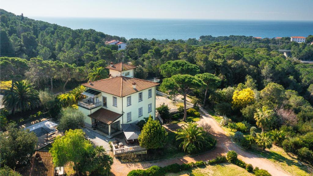 an aerial view of a house with trees and the ocean at VILLA GAIUS 8&2, Emma Villas in Rosignano Marittimo
