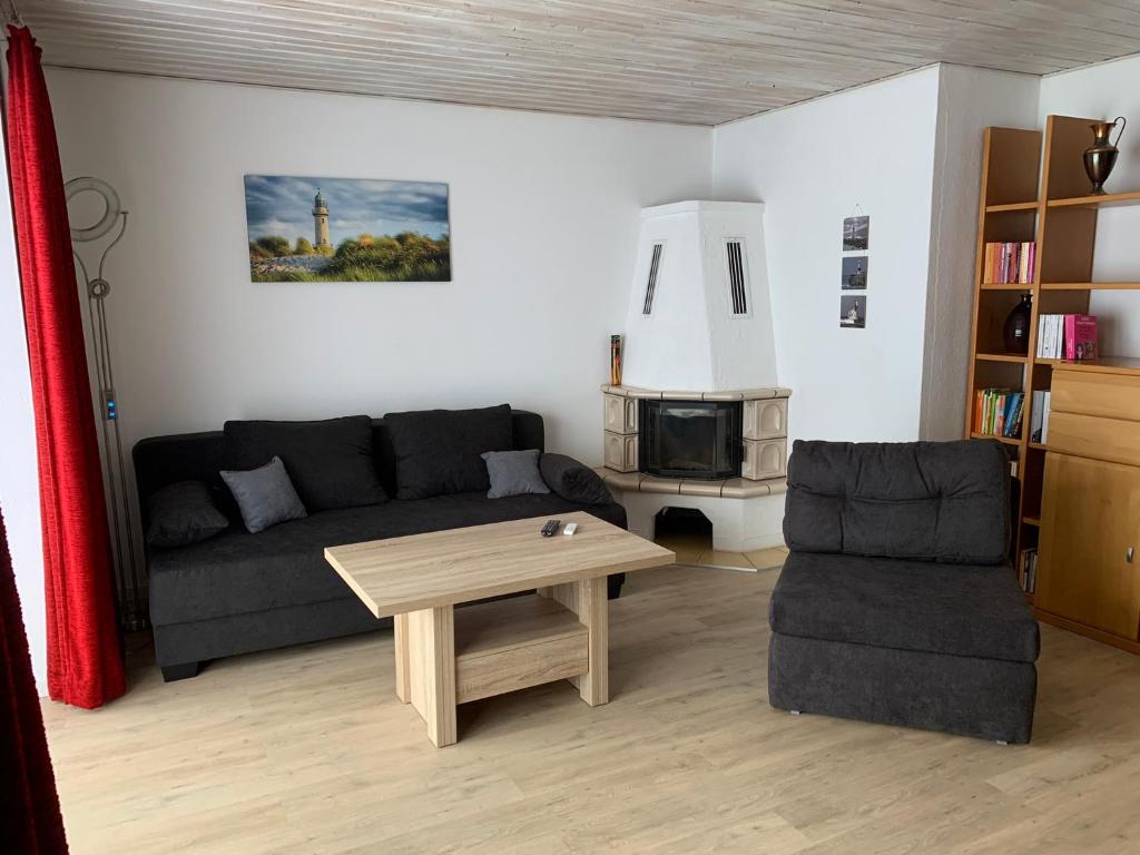 uma sala de estar com um sofá e uma mesa de centro em Ferienwohnung Möwennest em Elmenhorst