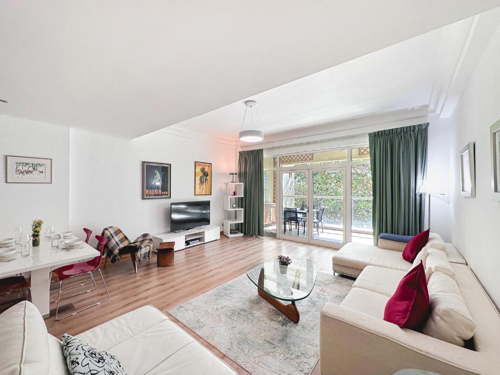 Luton Vacation Homes -Amazing 1BR with beach Access , Shoreline , Palm Jumeirah – 20AB4